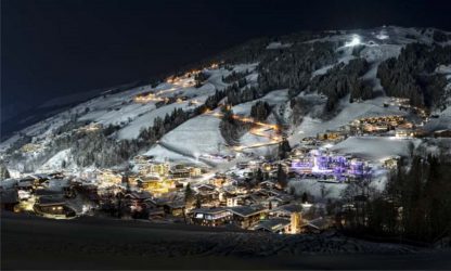 Saalbach-Hinterglemm mit Skipiste bei Nacht mit Flutlicht Panora Saalbach-Hinterglemm mit Skipiste bei Nacht mit Flutlicht Panora