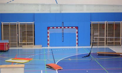 Blick in eine Turnhalle vor dem Sportunterricht (Gymnastik, Bode Blick in eine Turnhalle vor dem Sportunterricht (Gymnastik, Bode